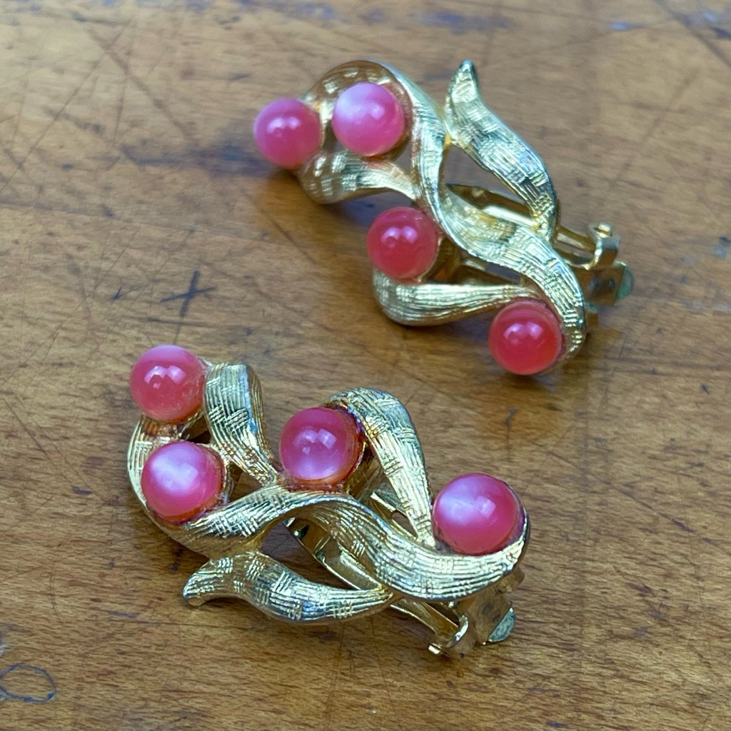Vintage 1950s Judy Lee Pink Cats Eye Gold Textured Clip On Earrings Signed 18$
